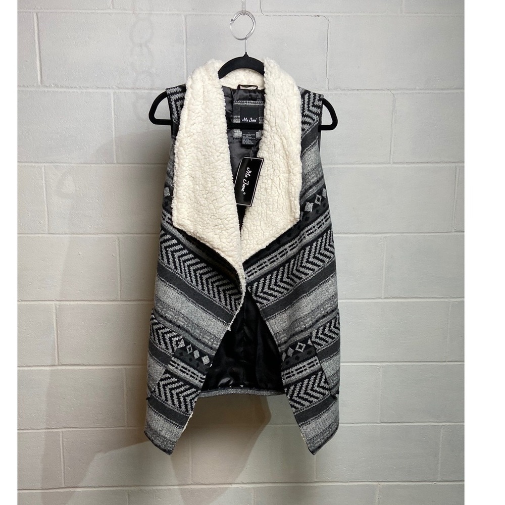 Me Jane Black and Gray Aztec Vest with Fluffy Collar Size Large Pockets NWT